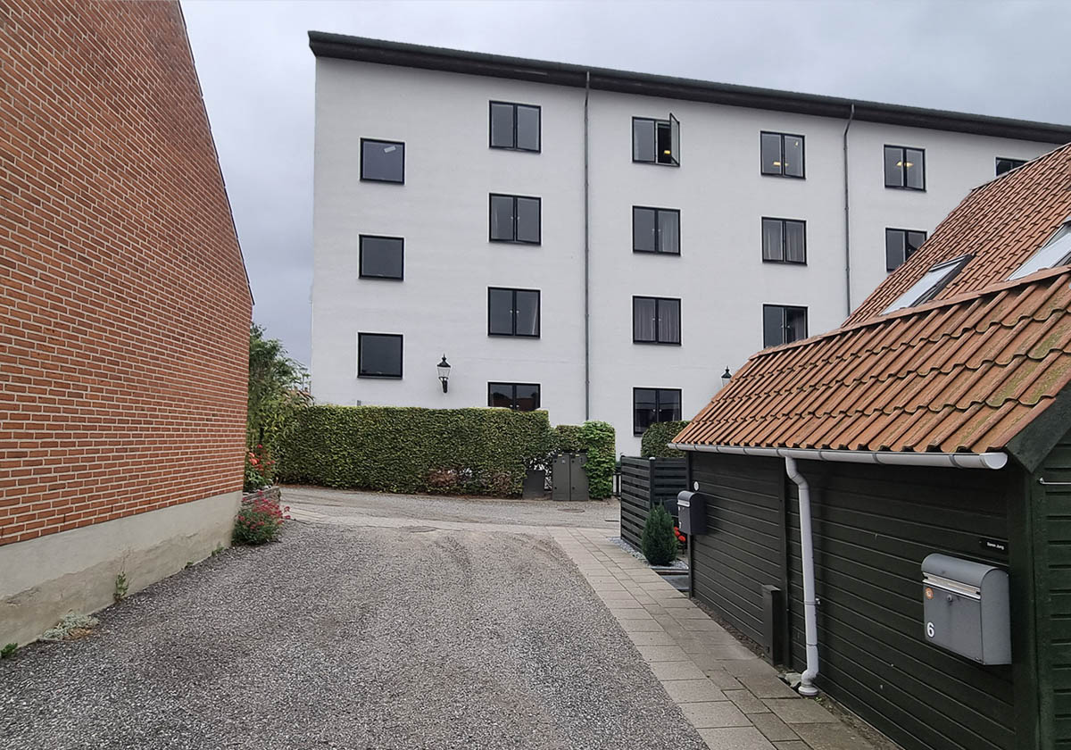 202208 Udsigt til hotel i fremtid Udsigt fra Søparken mod Hotel Søpark hvis ny fløj på 4 etager bygges relativt tæt på hækken mellem os.