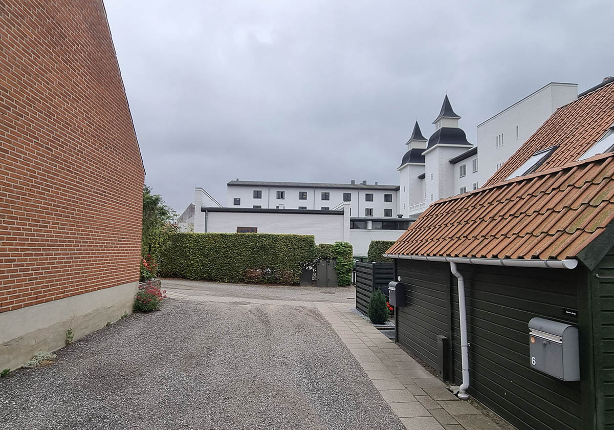 202208 Udsigt til hotel nu Udsigt fra Søparken mod Hotel Søpark i august 2022