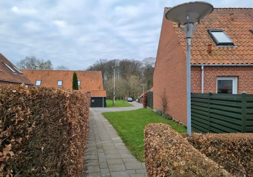 Området ved gavlen til nr. 15 er stadig den lille græsplæne den 18. april 2023
