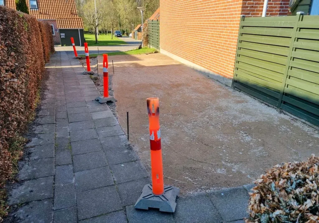 Området ved gavlen til nr. 15 er nu ryddet for græs og der er lagt stabilgrus 22. april 2023