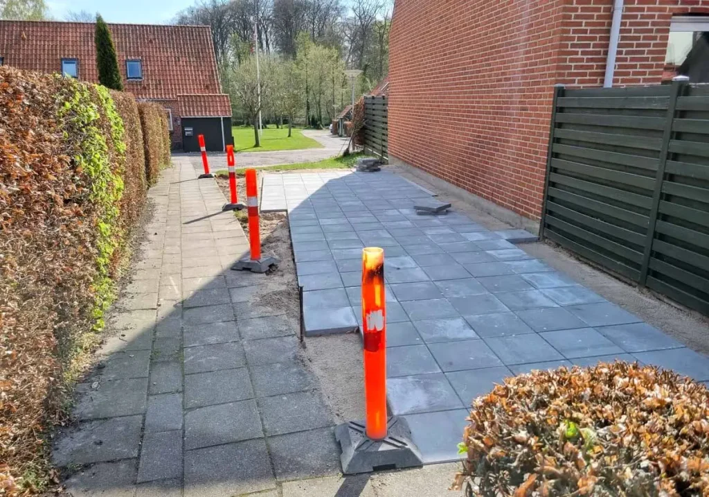 Området ved gavlen til nr. 15 er nivelleret og de fleste flliser er på plads 24. april 2023