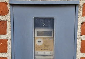El måler indbygget i facade mur