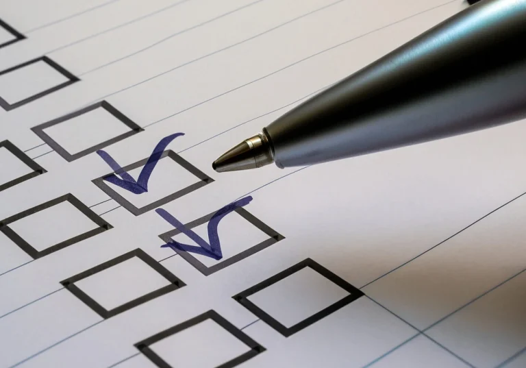 Andelsbolig Køb Salg 4 Checkliste. Firkanter vinget af med kuglepen