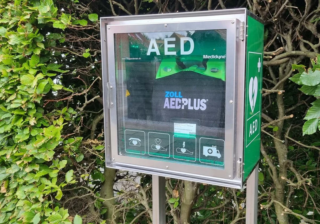 Hjertestarter i opvarmet skab med alarm