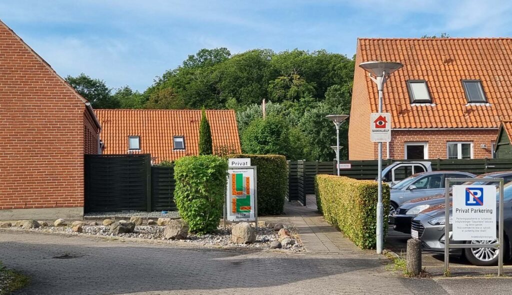 Ved indkørsel til vort område, med Parkings- og oversigtsskilte
