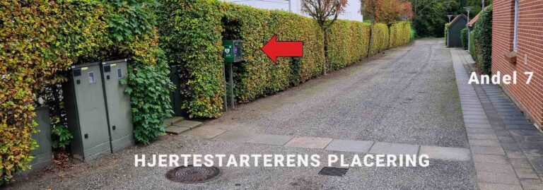 Hjerterstarter placering overfor gavlen på nr. 7